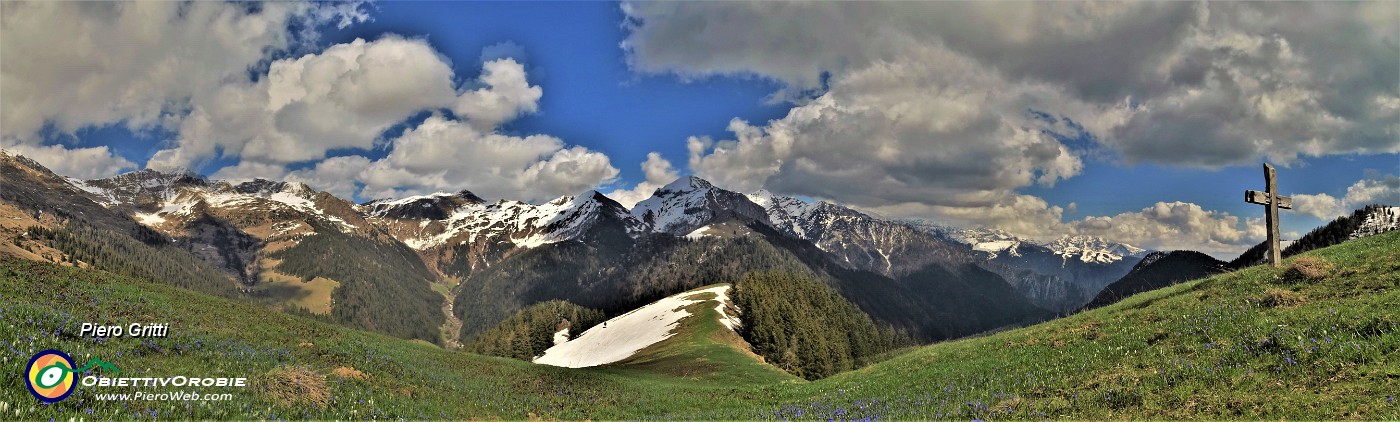 89 E scopro bella rustica croce lignea sui verdi prati fioriti con vista panoramica verso Monte Cavallo e amici .jpg